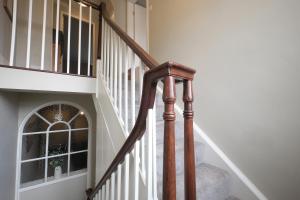 eine Treppe in einem Haus mit Holztreppe in der Unterkunft 1 Manor Cottage, Ainderby Steeple, DL7 9PX in Northallerton