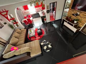 an overhead view of a living room with a couch at Cabana Acasa la Delia in Gîrda de Sus