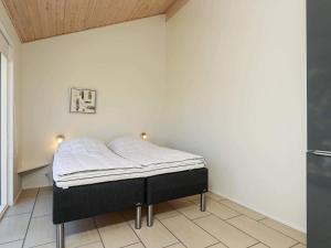 Cama en una esquina de habitación en 8 person holiday home in Ålbæk-By Traum, en Ålbæk