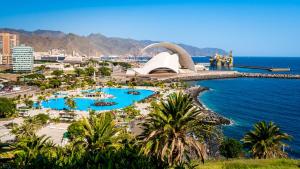an aerial view of a resort with a pool and a stadium at EDEN RENTALS Hermosas Vistas al Océano y Los Acantilados in Acantilado de los Gigantes