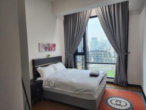 Katil atau katil-katil dalam bilik di Elite Service Suite at Opus Residence Merdeka 118 +86 gambar
