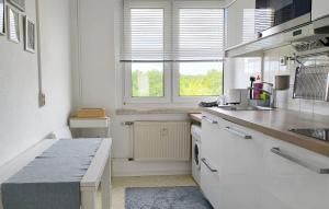 Una cocina blanca con fregadero y ventana. en Apartment E - feel good, en Leipzig
