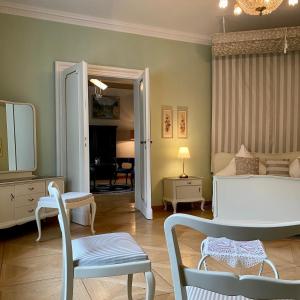 a bedroom with a bed and a living room at Kavaliershaus neben Schloss Rauenstein in Rauenstein