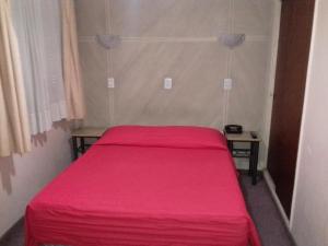 1 dormitorio con 2 camas con sábanas rosas en Hotel Milena en Mendoza