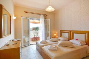 Postel nebo postele na pokoji v ubytování Tranquil Corfu Villa 3 Bedrooms Villa Chrinos Gated Pool + 16 fotografií