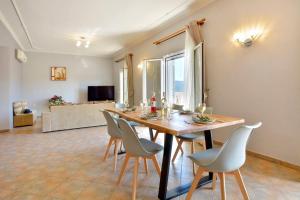 TV a/nebo společenská místnost v ubytování Tranquil Corfu Villa 3 Bedrooms Villa Chrinos Gated Pool