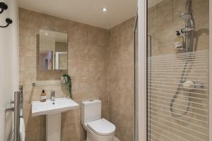 un bagno con wc, doccia e lavandino di Elterwater Cottage a Windermere Altre 22 foto