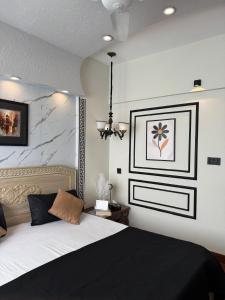 Кровать или кровати в номере Spacious 2 bedroom apartment at DHA Phase 6 Karachi