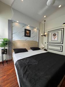 Кровать или кровати в номере Spacious 2 bedroom apartment at DHA Phase 6 Karachi +10 фотографий