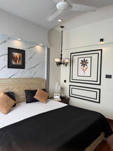 Кровать или кровати в номере Spacious 2 bedroom apartment at DHA Phase 6 Karachi