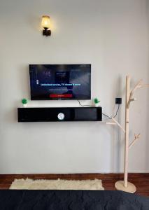 Телевизор и/или развлекательный центр в Spacious 2 bedroom apartment at DHA Phase 6 Karachi