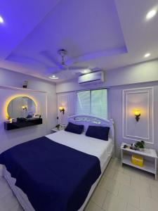 Кровать или кровати в номере Spacious 2 bedroom apartment at DHA Phase 6 Karachi