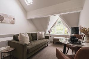 un soggiorno con un divano e un tavolo di Elterwater Cottage a Windermere