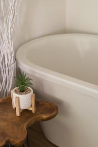 un bagno con un water e una pianta in vaso su un tavolo di Elterwater Cottage a Windermere