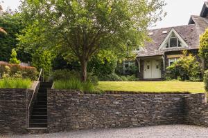 un muro di pietra di fronte a una casa di Elterwater Cottage a Windermere