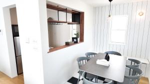 a dining room with a table and chairs at 9Stay辻堂 in Chigasaki
