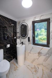 Bilik mandi di Casa Giuvala by BNZ