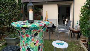 eine Kerze, die auf einem Tisch in einem Hof steht in der Unterkunft Quiet in Poissy city center for work or family stay in Poissy