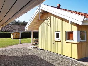 un bâtiment jaune avec une fenêtre et un toit dans l'établissement 6 person holiday home in Nordborg-By Traum, à Nordborg 38 autres photos