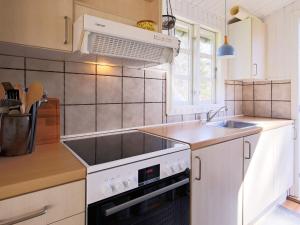 Η κουζίνα ή μικρή κουζίνα στο 4 person holiday home in Jægerspris