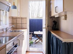 Η κουζίνα ή μικρή κουζίνα στο 4 person holiday home in Jægerspris +14 φωτογραφίες