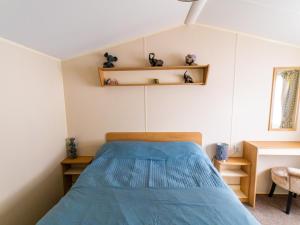 En eller flere senge i et værelse på Caravan North Shore Skegness 6 Birth Accomodation
