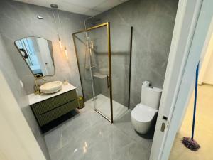 a bathroom with a shower and a toilet and a sink at Calpe apartamento Suite Luxury 3 piscina playa aire wifi patio parking in Calpe +22 photos