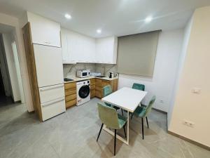 a kitchen with a table and chairs in a room at Calpe apartamento Suite Luxury 3 piscina playa aire wifi patio parking in Calpe