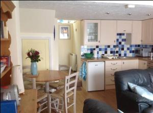 Кухня или мини-кухня в Seymour Cottage
