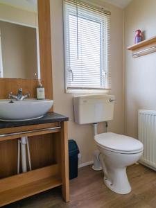 Et badeværelse på Caravan North Shore Skegness 6 Birth Accomodation