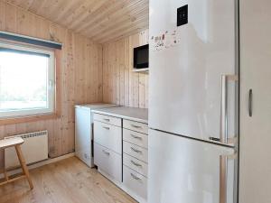 Η κουζίνα ή μικρή κουζίνα στο 6 person holiday home in Tarm-By Traum