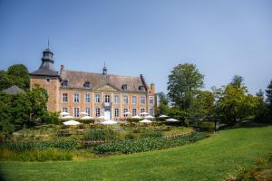 un gran edificio con un jardín delante de él en Château de Looz, en Borgloon
