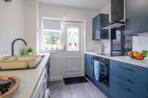 Η κουζίνα ή μικρή κουζίνα στο Gray House-Modern 2BR close to Loch Lomond