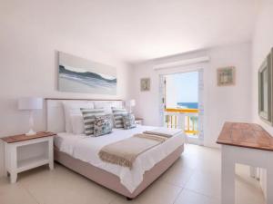 Postel nebo postele na pokoji v ubytování Santorini at Beachfront Apartments in Shakas Rock + 93 fotografií
