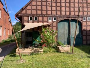 a brick house with an awning in the yard at Rundlingsblick in Güstritz in Güstritz