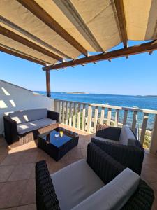 米欧纳Apartman NoTi的带沙发的海景天井