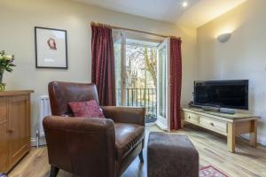 Μια τηλεόραση ή/και κέντρο ψυχαγωγίας στο 2 Bed in Bath oc-bhr54