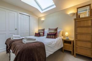 Ένα ή περισσότερα κρεβάτια σε δωμάτιο στο 2 Bed in Bath oc-bhr54