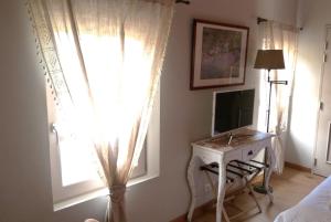 Televisyen dan/atau pusat hiburan di Mas des Treilles - Chambre d'hôtes "Côté Villages"