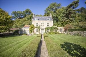 にある7 Bed in Combe Hay oc-bhr21の広い芝生の庭のある大きな白い家