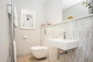 にある7 Bed in Combe Hay oc-bhr21のトイレと洗面台を備えた白いバスルーム +33枚の写真