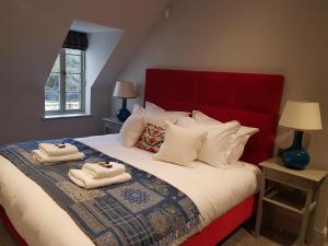 にある7 Bed in Combe Hay oc-bhr21のタオルが敷かれた大きなベッドのある寝室