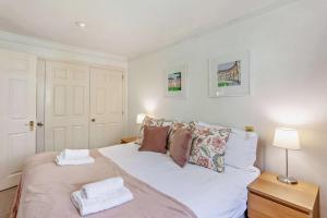 a bedroom with a large bed with two towels on it at 2 Bed in Bath oc-bhr16 in Bath