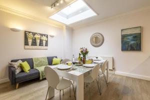 Χώρος καθιστικού στο 2 Bed in Bath oc-bhr19