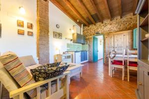 ein Wohnzimmer mit Sofa und Tisch in der Unterkunft Villa Rotonda in Alquerías del Niño Perdido