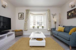 バースにある2 Bed in Bath oc-bhr32のソファとテレビのあるリビングルーム
