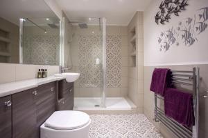バースにある2 Bed in Bath oc-bhr32のシャワー、トイレ、洗面台を備えたバスルーム +22枚の写真