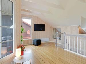 ein Wohnzimmer mit einer Treppe und einem TV in der Unterkunft Fjord View Retreat - By Traum Ferienwohnungen in Falen + 12 Fotos