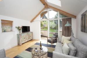a living room with a couch and a table at 2 Bed in Bath oc-bhr9 in Bath