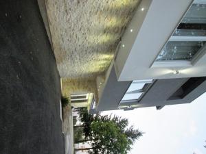 un edificio con techo con luces. en Svadbeni salon STEFAN en Nevesinje